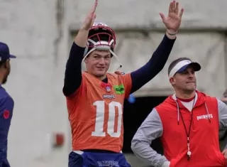 Drake Maye (c) observa la práctica de los Patriots este viernes.