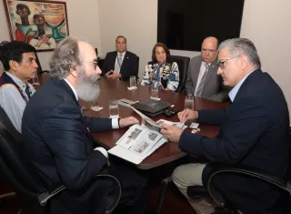 Mulhaul explicó al presidente y a su ministro los planes para implementar nuevos programas en las escuelas del país. Foto: Cortesía 