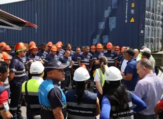 La ministra conversó con los trabajadores portuarios. 