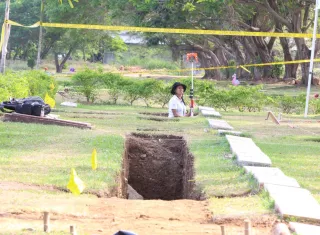 Buscan restos de víctimas de la invasión en Jardín de Paz. /Foto: Archivo