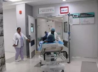 El hospital cuenta con 474 camas, nueve quirófanos equipados con tecnología de última generación.