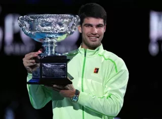 El español Carlos Alcaraz sostiene el trofeo de campeón del Abierto de Australia. Foto: EFE