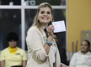 La candidata a la Presidencia de Costa Rica por el partido Pueblo Soberano, Laura Fernández, acude a un centro de votación durante las elecciones este domingo, en Cartago (Costa Rica). EFE/