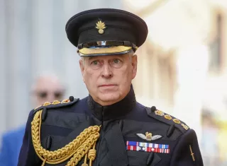 Mientras tanto, el expríncipe guarda silencio. Este sábado fue fotografiado montando a caballo en Windsor junto a otra persona mientras él mira fijamente a la cámara, consciente que todos los ojos están puestos en él.  Foto. EFE