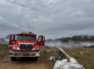 El viento complica las labores de extinción de los focos calientes.  /  Foto: Bomberos Los Santos