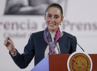 La presidenta Claudia Sheinbaum sostuvo que el objetivo es mantener el apoyo humanitario y, al mismo tiempo, encauzar el tema del combustible por la vía diplomática. Foto. EFE