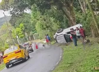 Uno de los heridos quedó atrapado dentro del vehículo.   Foto: cocle_topinforma