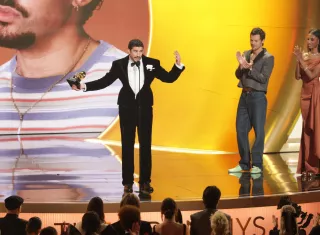 Bad Bunny (C) recibió su Grammy al álbum del año. /Foto: EFE