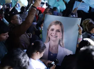Laura Fernández, casada y madre de una niña, ha prometido continuar proyectos del Gobierno de Chaves como Ciudad Gobierno, un complejo de edificios para instituciones públicas, entre otros proyectos. Foto. EFE