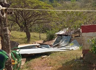 La dirigente comunitaria Jovita Méndez, dijo que se mantiene a la espera de reportes de otras comunidades de la región, ya que los fuertes vientos continúan azotando la zona. Foto. Melquíades Vásquez