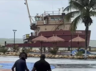 Un barco encalló primero en la tarde y el segundo, un granelero con 10 tripulantes.