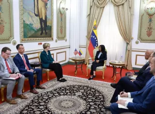 Reunión entre la presidenta encargada de Venezuela Delcy Rodríguez (c) con la encargada de negocios de EE.UU. de la Unidad de Asuntos para Venezuela, Laura Dogu (3-i). Foto. EFE