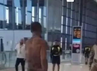 El hombre presentaba problemas de salud mental. Fue retenido y entregado a las autoridades