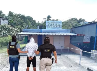 Tras la captura, el sospechoso quedó a órdenes de la Fiscalía de Homicidios y Femicidios.  /  Fotomontaje