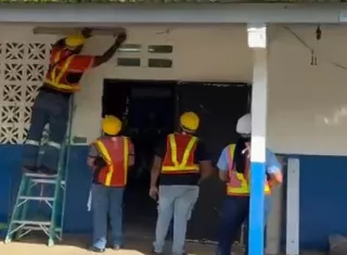 En Colón, se realizan cambios de techo en un salón y el comedor de la escuela La Represa, además de trabajos de limpieza y pintura de áreas ferrosas. Foto. Diómedes Sánchez