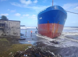 Hay dos barcos encallados debido al mal tiempo en el Caribe.