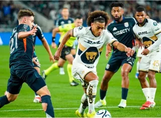 Adalberto 'Coco' Carrasquilla conduce el balón en el partido de la Copa de Campeones de la Concacaf ante el San Diego FC.