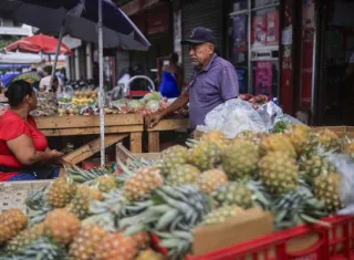 Personas venden verduras en la avenida Central este miércoles, en Ciudad de Panamá (Panamá). Foto: EFE