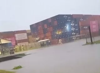Una de las carreteras afectadas es la vía Randolph, que amaneció inundada, afectando el movimiento comercial en esta área.  /  Foto: Diómedes Sánchez