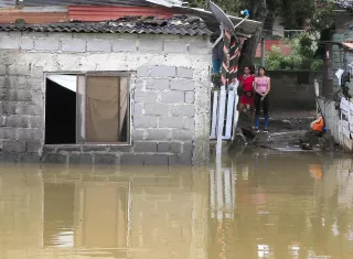 Fotografía que muestra este viernes una zona afectada por inundaciones en el barrio Zarabanda, en Montería (Colombia). EFE/ Carlos Ortega