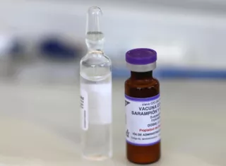 Recipiente de la vacuna contra el sarampión. Foto: EFE