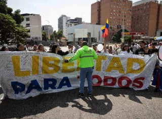Familiares de presos políticos durante una protesta alrededor de El Helicoide. Foto: EFE