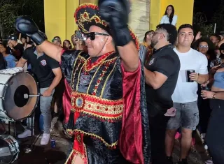 Tras recibir el alta médica hace unos días, el carismático animador Simón Chen, conocido como “La Tinto”, sorprendió al público al integrarse en la práctica de las tonadas de su tuna, Calle Abajo, en la Villa de Los Santos. Foto. Thays Domínguez