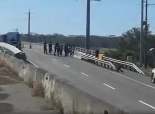 Conductor fallece al saltar de cabezal de camión articulado