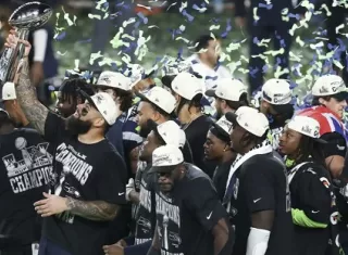 Los jugadores de Seattle Seahawks levantan el trofeo de campeones.