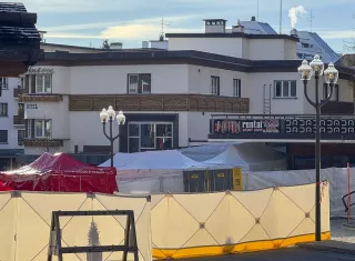 Para resguardarlo de las inclemencias del tiempo, fue recubierto con una carpa en forma de iglú, que se ha quemado en parte en del incendio. Foto. EFE