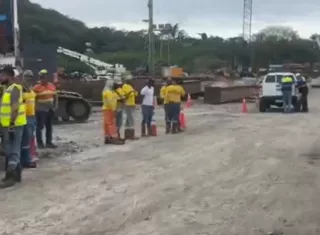 Paralización de labores de trabajadores del Cuarto Puente. 