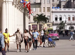 Según informó este lunes el servicio de prensa de la Unión de la Industria Turística Rusa, en estos momentos en la nación caribeña se encuentran alrededor de 4.000 turistas rusos y todos los vuelos previstos se efectúan con normalidad. Foto. EFE