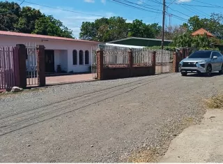 El Ministerio de Obras Públicas (MOP), ha aclarado que no puede ejecutar trabajos de reparación mientras las calles continúen registradas como propiedad privada. Foto. Melquíades Vásquez