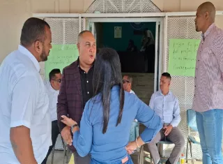 Los ediles se colocaron en la entrada principal con pancartas, a modo de protesta. Foto. Diómedes Sánchez