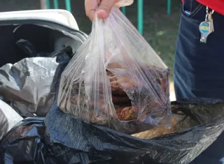 El MINSA reiteró que mantiene operativos permanentes en los distintos puntos de venta de alimentos en Atalaya, con el objetivo de garantizar que los productos ofrecidos cumplan con las normas de higiene. Foto. Melquíades Vásquez