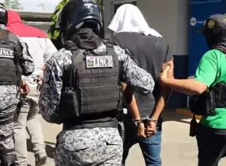 Ambos retenidos son requeridos por la Fiscalía Superior Especializada en Delito de Asociación Ilícita por el delito de pandillerismo en la provincia de Colón.  /  Imagen: PN