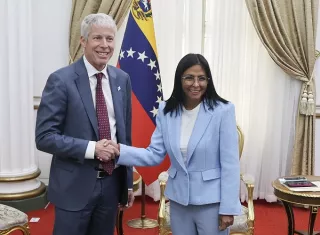 El secretario de Energía de Estados Unidos, Chris Wright, se reunió con la presidenta interina Delcy Rodríguez, para definir el tema de inversiones en materia de petróleo. Foto. EFE