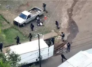 Los mircrotraficantes fueron sorprendidos por los policías.  /  Captura de video: PNM