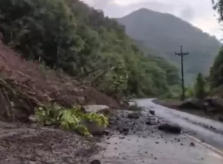 Las autoridades decidieron prohibir el paso debido a los deslizamientos en el área. 