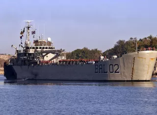 El primero de los buques de apoyo logístico de la Armada de México entró lentamente por la estrecha bocana de la bahía de La Habana a primeras horas de la mañana. Foto. EFE