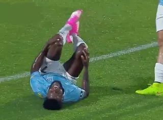 El atacante panameño José Fajardo al momento de su lesión. / Captura de video