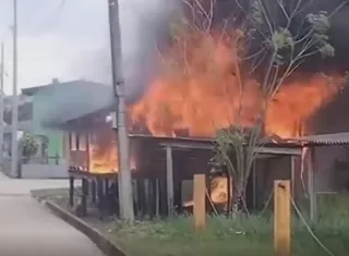 La vivienda quedó reducida a cenizas.   /  Captura de video: RS