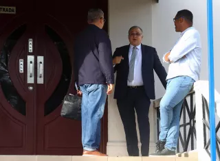 Alfredo Vallarino, abogado del expresidente de Panamá Ricardo Martinelli (c), asiste a una audiencia este viernes