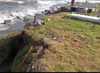 ¡El mar se mete al cementerio! Piden muro urgente en Gobea