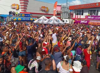 Arrancan los carnavales en Santiago con reina coronada y fuerte seguridad