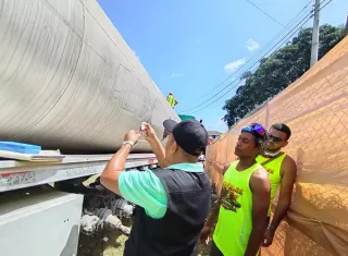 En el recorrido, el personal de saneamiento ambiental verificó el agua de los carros cisterna para comprobar la adecuada cloración. Foto. Diómedes Sánchez