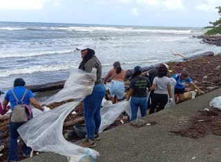 Sacan unas130 libras de toda clase de basura en playa Majagual, Colón 