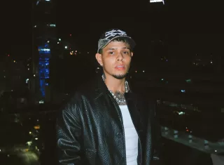 El Tachi le tira micrófono a una persona del público