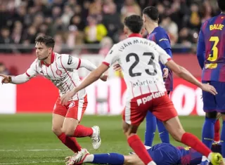 Fran Beltrán (izq.), del Girona, celebra el segundo gol de su equipo ante el Barcelona. Foto: EFE