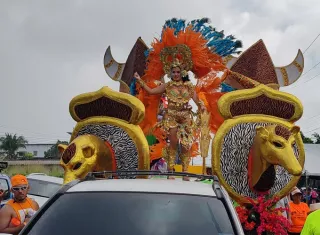 Calle Rosario celebra con alegría y dos reinas su tradicional carnaval